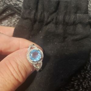 Blue topaz surrounded by diamonds 10 kt white